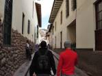 Com o Gustavo, caminhando em rua do centro de Cusco, no Peru